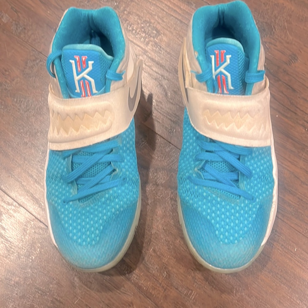 Nike Kyrie 2 Christmas Colorway Size 6Y